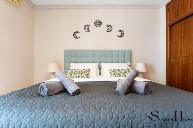 Perfect Location 3 Bedrooms 2 bath Parking Pool - image 13
