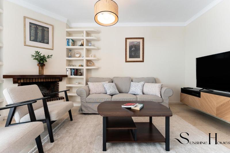 Perfect Location 3 Bedrooms 2 bath Parking Pool - image 22