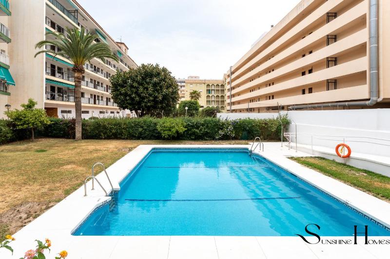 Perfect Location 3 Bedrooms 2 bath Parking Pool - image 25