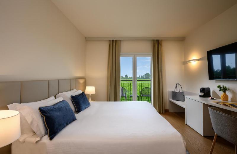 Deluxe Double Room image 1