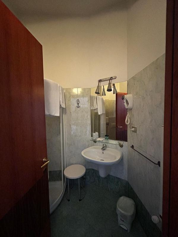 Budget Single Room image 3