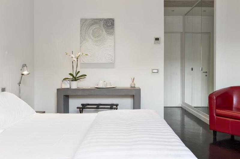 Large Double Room image 3