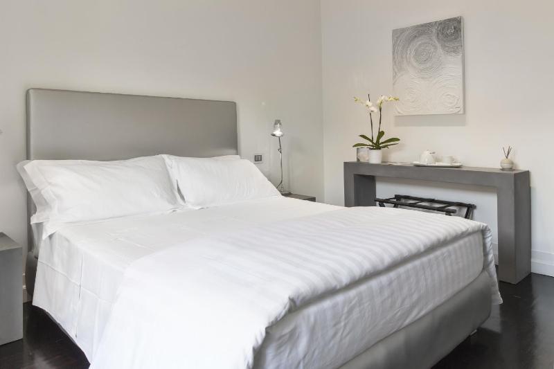 Large Double Room image 4