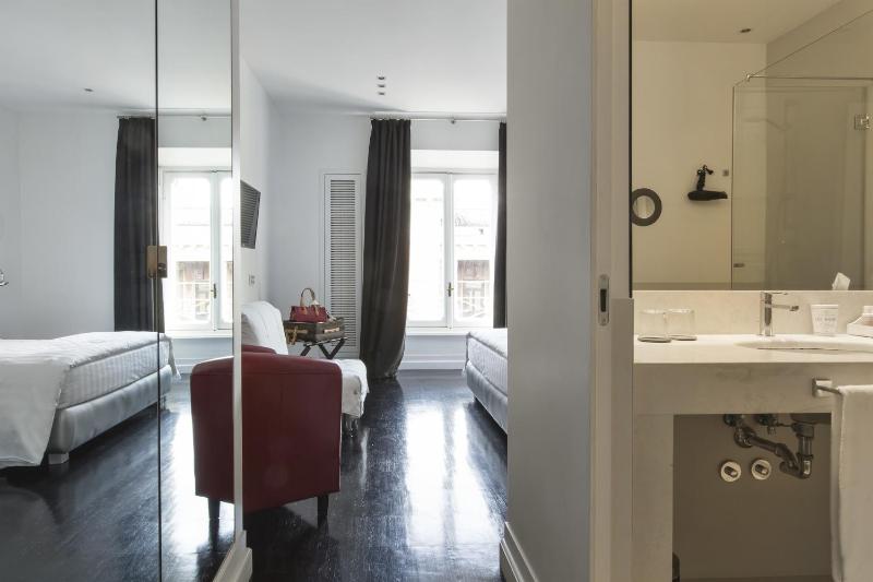 Large Double Room image 1