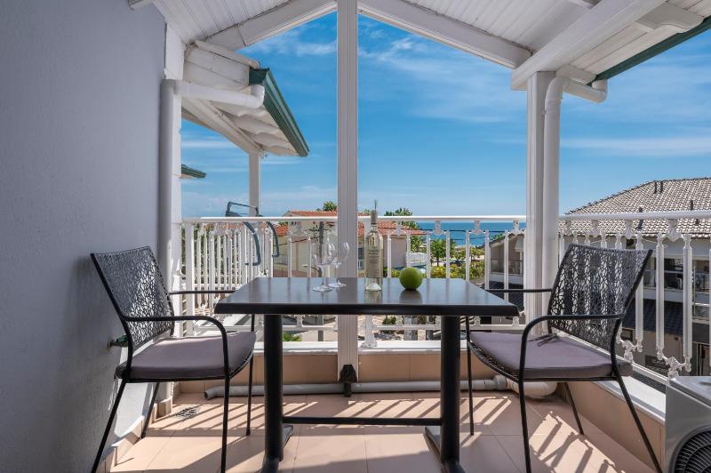 Triple Room with Sea View image 1