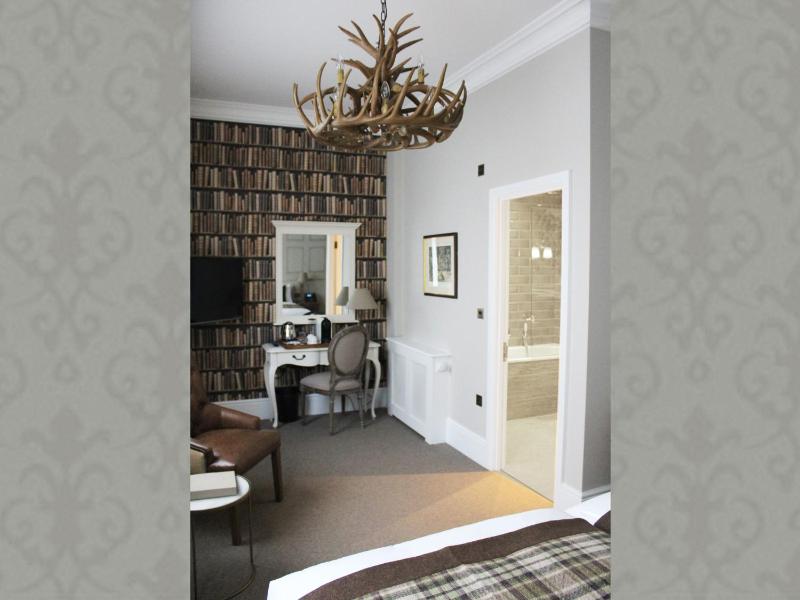 Large Double or Twin Room image 2