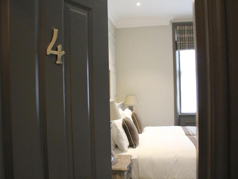 Large Double or Twin Room image 4