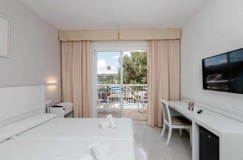 Double Room with Pool View image 3