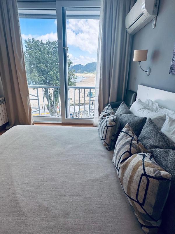 Double or Twin Room with Sea View image 3
