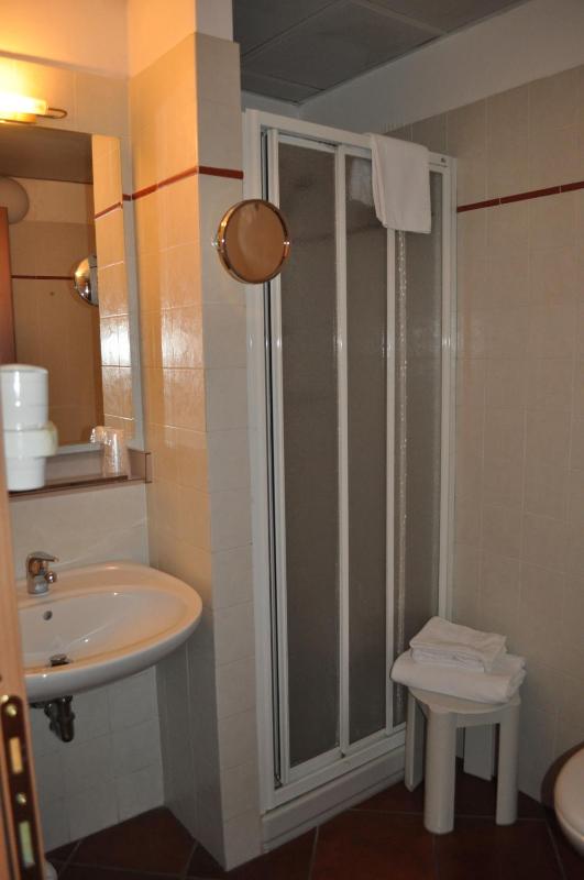 Standard Double Room image 3