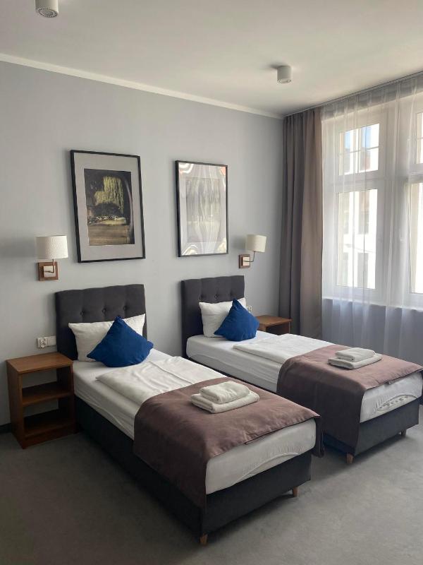 Twin Room with Extra Bed image 1