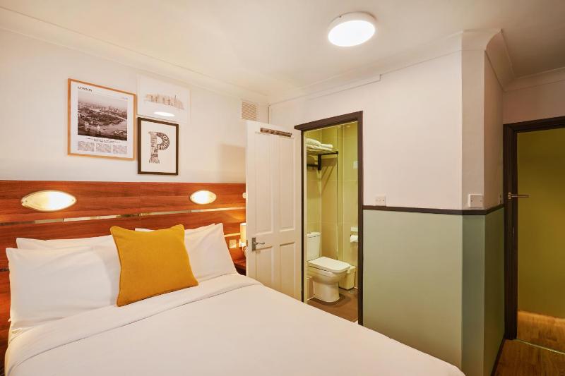 Double Room image 4