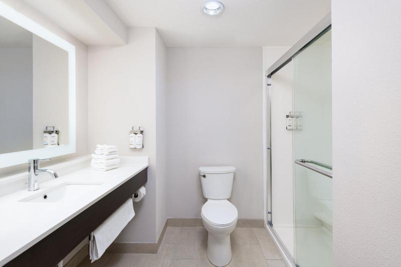 Standard King Room image 1