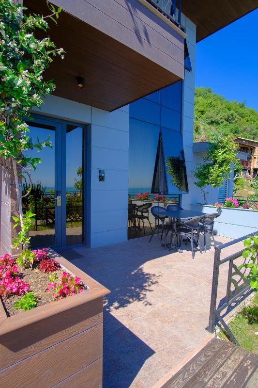 Suite with Patio and Sea View image 4