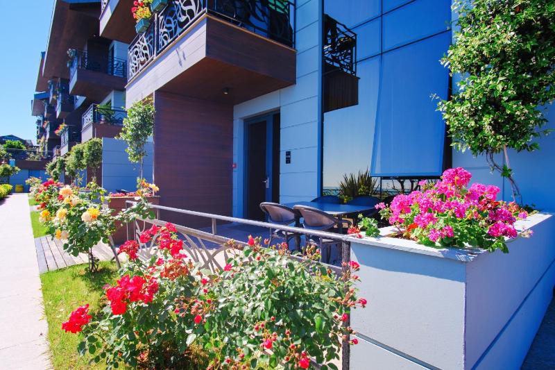 Suite with Patio and Sea View image 2