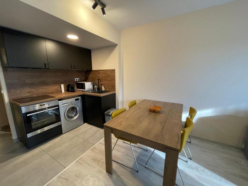 Family One-Bedroom Apartment with Lake View image 3