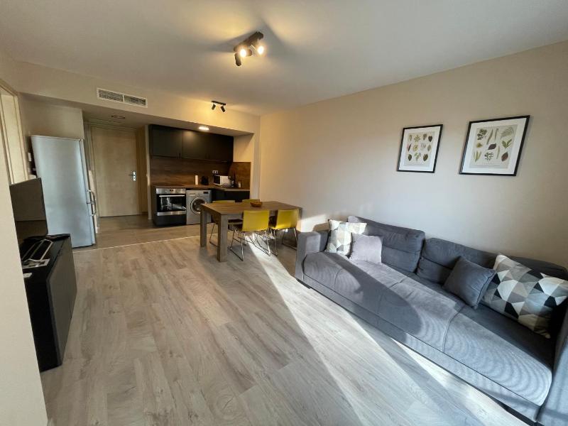 Family One-Bedroom Apartment with Lake View image 4