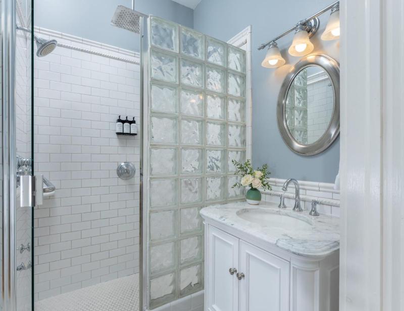 Deluxe Queen Room image 1