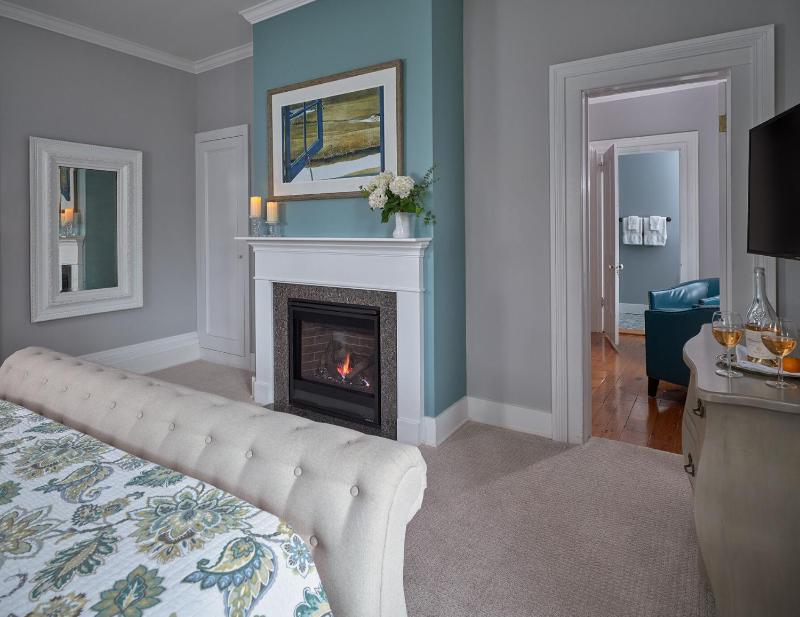 Deluxe King Suite image 3