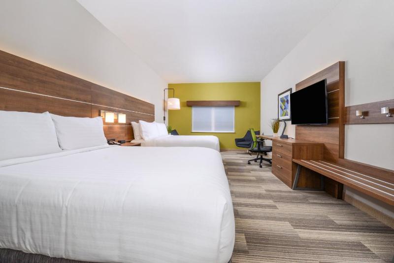Standard Queen Room with Two Queen Beds and Mobility Accessible Tub image 2