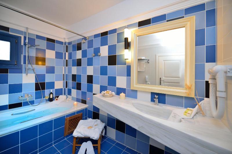 Superior One-Bedroom Suite with Hot Tub image 4