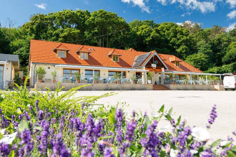 Lepke Apartmanház és Étterem Images