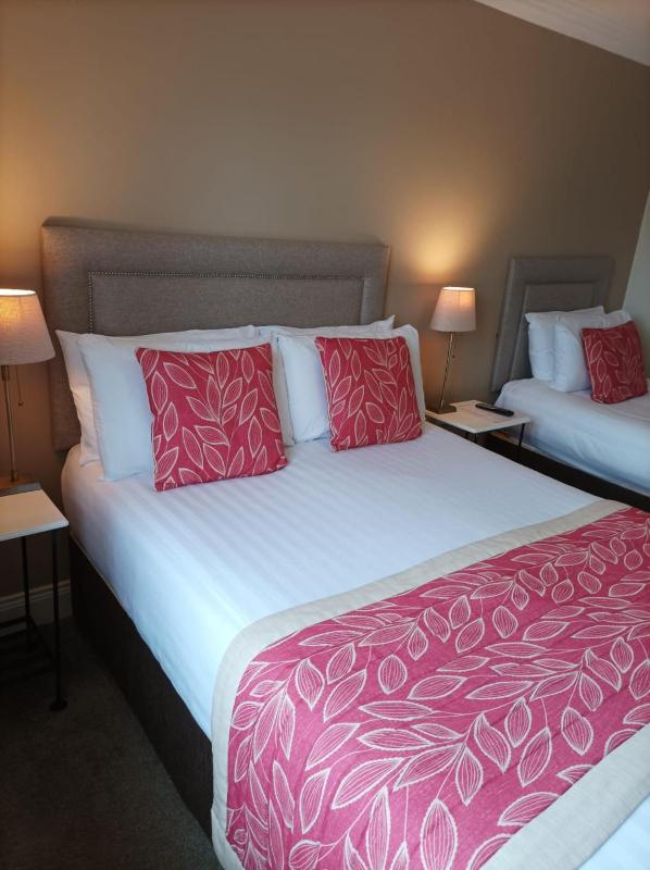 Deluxe Triple Room image 3