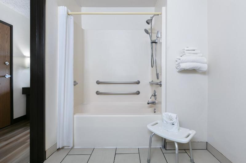 Queen Room with Bath Tub - Mobility/Hearing Accessible - Non-Smoking image 2