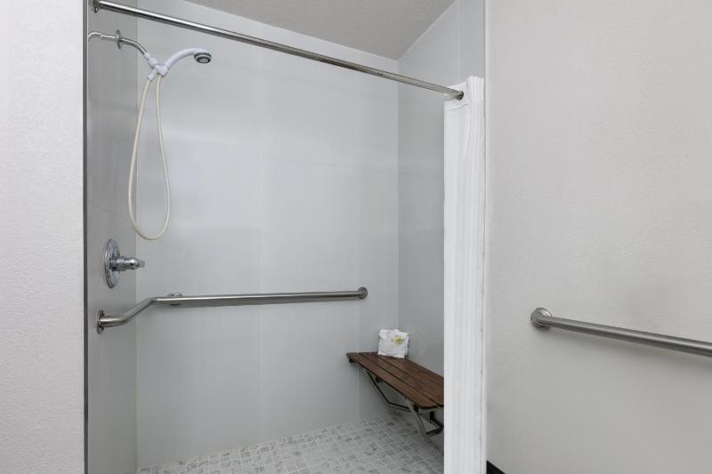 King Room with Roll-In Shower - Mobility/Hearing Accessible - Non-Smoking image 2