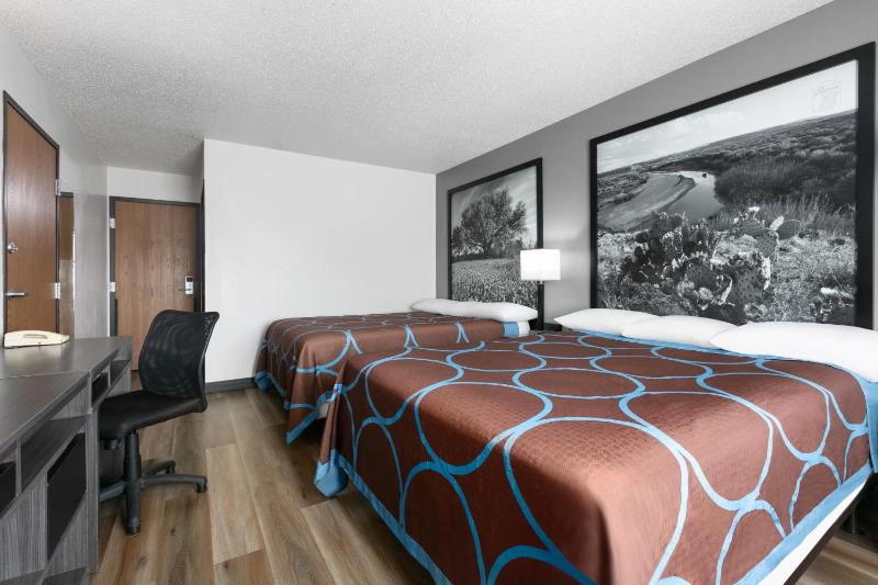 Double Room with Two Double Beds - Smoking image 3