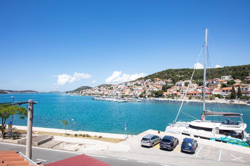 One-Bedroom Apartment with Balcony and Sea View image 3