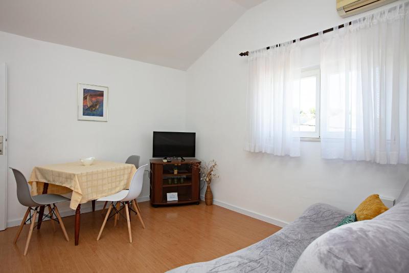 One-Bedroom Apartment with Balcony and Sea View image 1