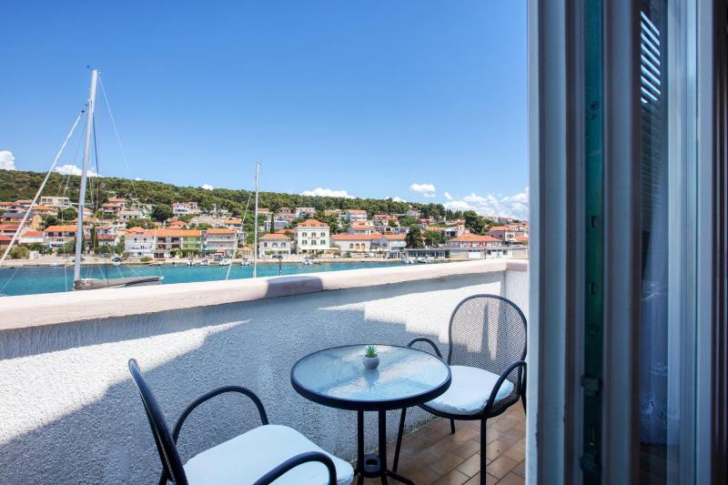 One-Bedroom Apartment with Balcony and Sea View image 4