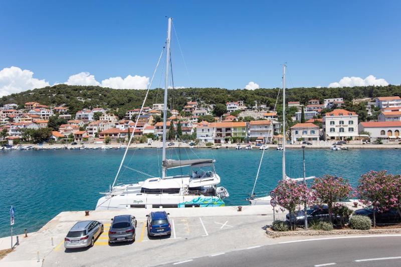 One-Bedroom Apartment with Balcony and Sea View image 3