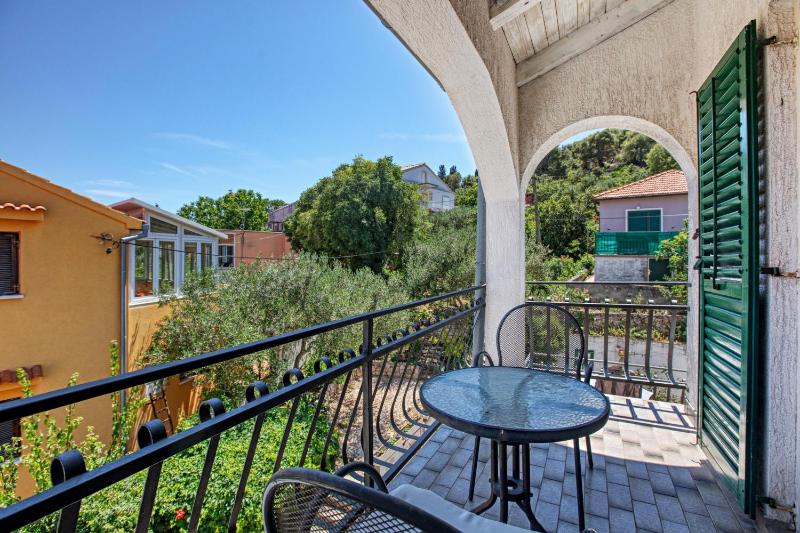 One-Bedroom Apartment with Balcony and Sea View image 3