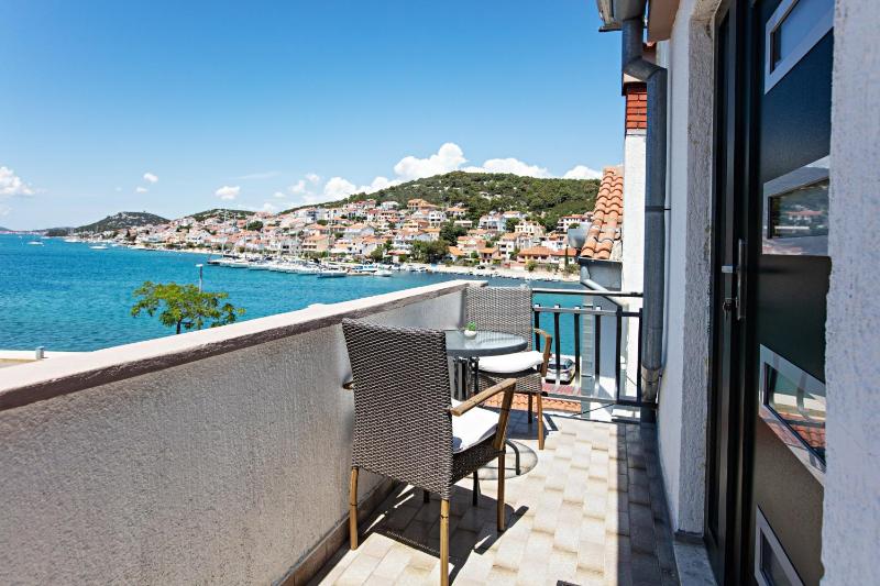 One-Bedroom Apartment with Balcony and Sea View image 3