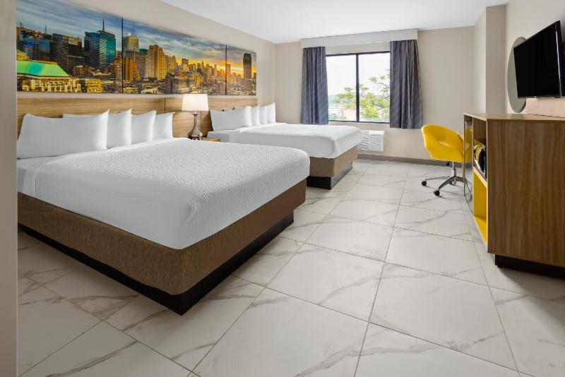 Queen Room with Two Queen Beds - Non-Smoking image 2