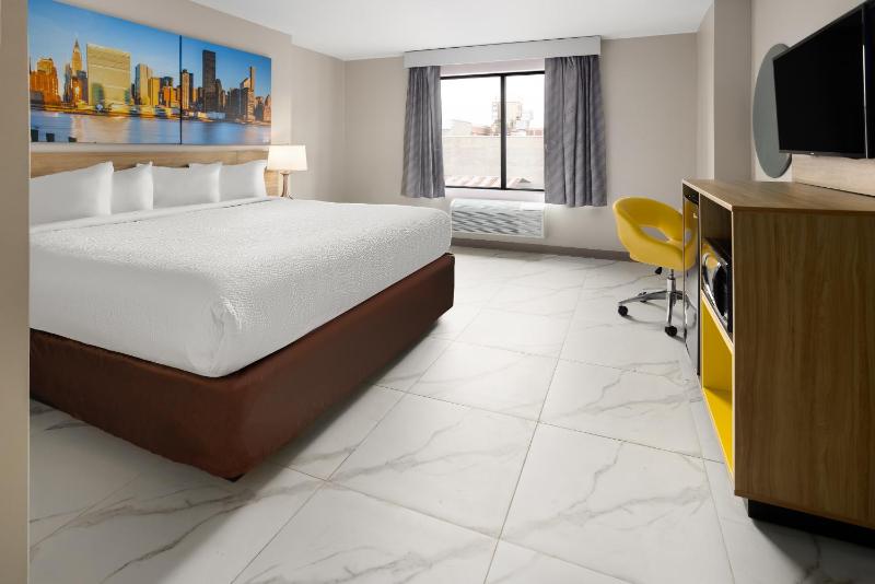King Room with Tub with Grab Bars - Mobility Accessible/Non-Smoking image 4