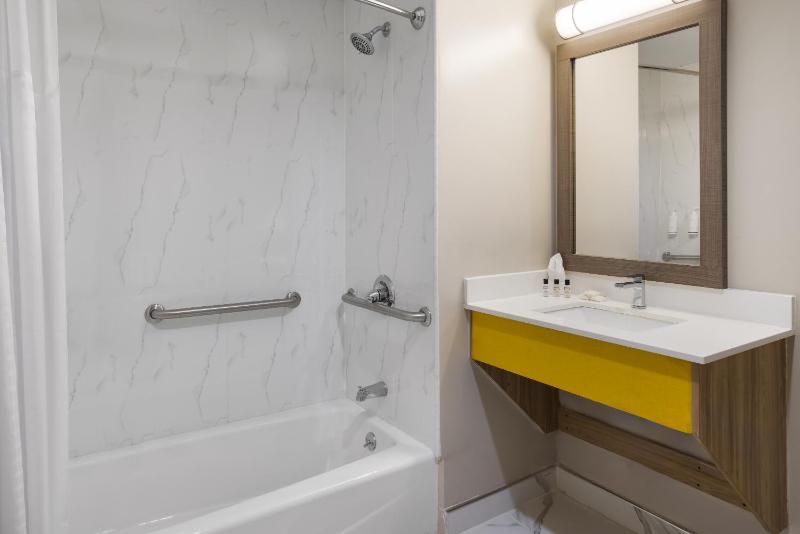 King Room with Tub with Grab Bars - Mobility Accessible/Non-Smoking image 2