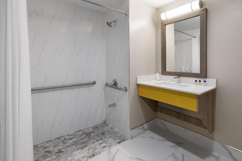 King Room with Roll-in Shower - Mobility Access/Non-Smoking image 4