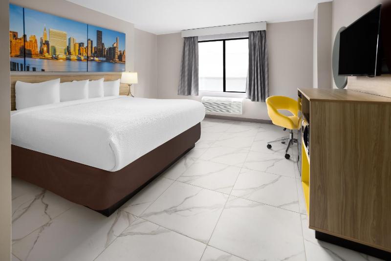 King Room with Roll-in Shower - Mobility Access/Non-Smoking image 3