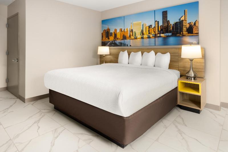 King Room with Roll-in Shower - Mobility Access/Non-Smoking image 2