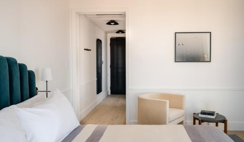 Deluxe King Room image 1