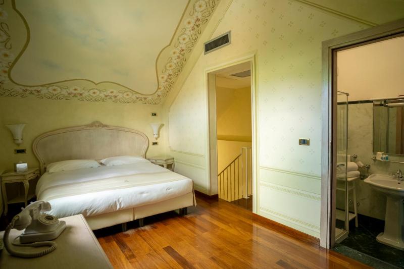 Standard Double Room image 3