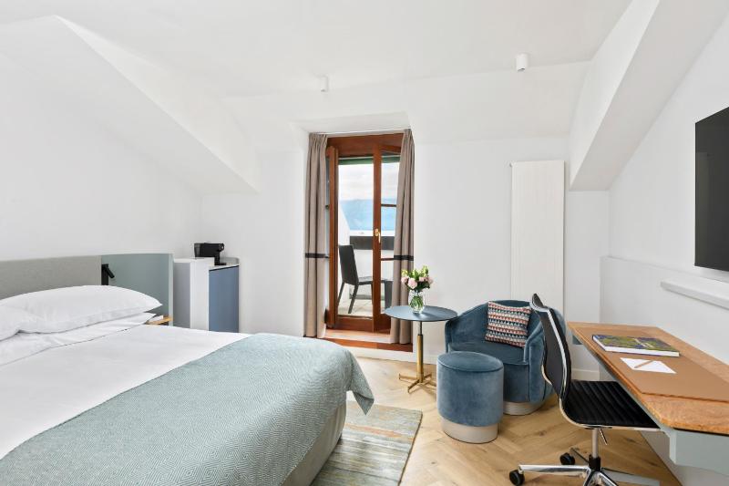 Executive Double Room with Lake View image 3