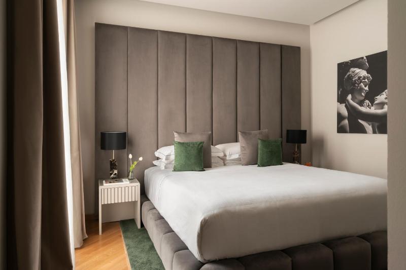 Deluxe Suite image 1