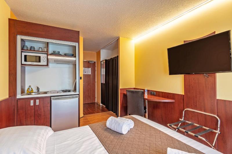 Double Room with Kitchenette image 1