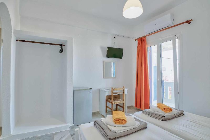 Standard Twin Room image 3