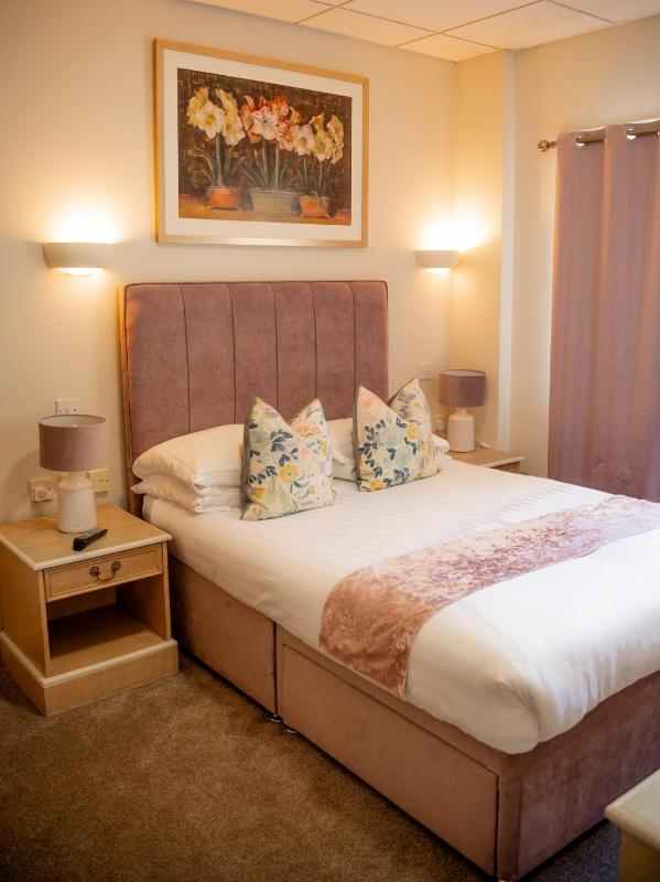 Small Double Room image 4