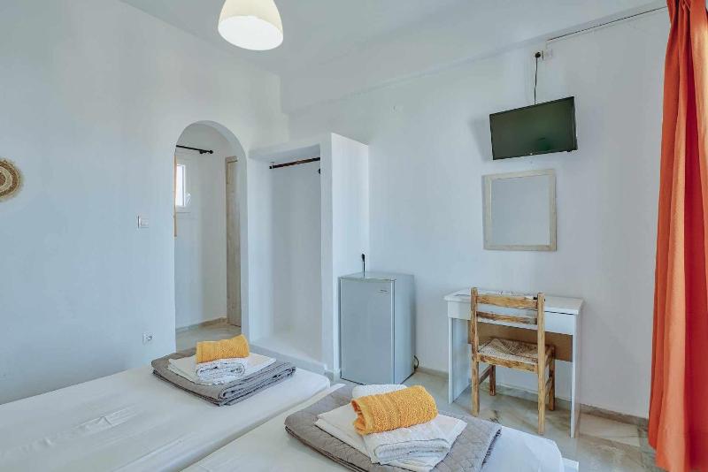 Standard Twin Room image 2